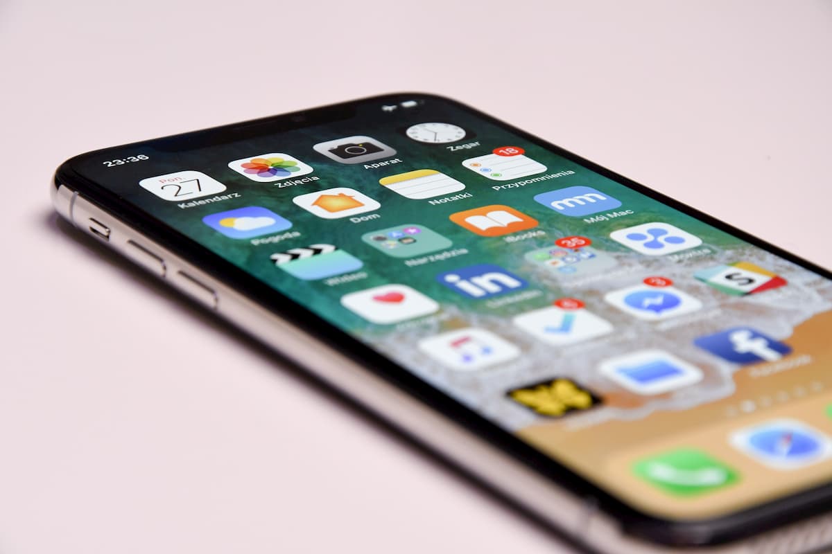 Games applications hit almost 1 million on Apple App Store with 21% share(1)